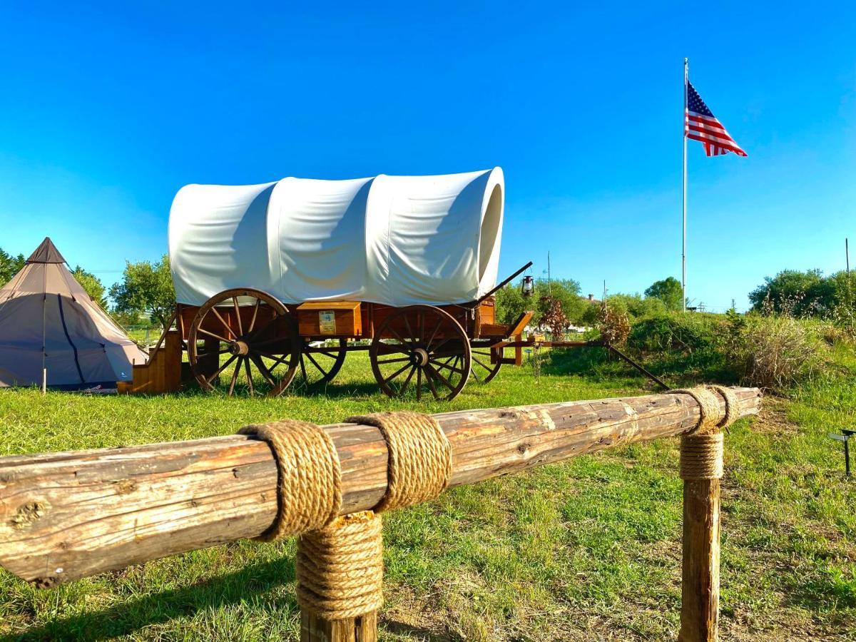 Luxe tent O.k. Corral *